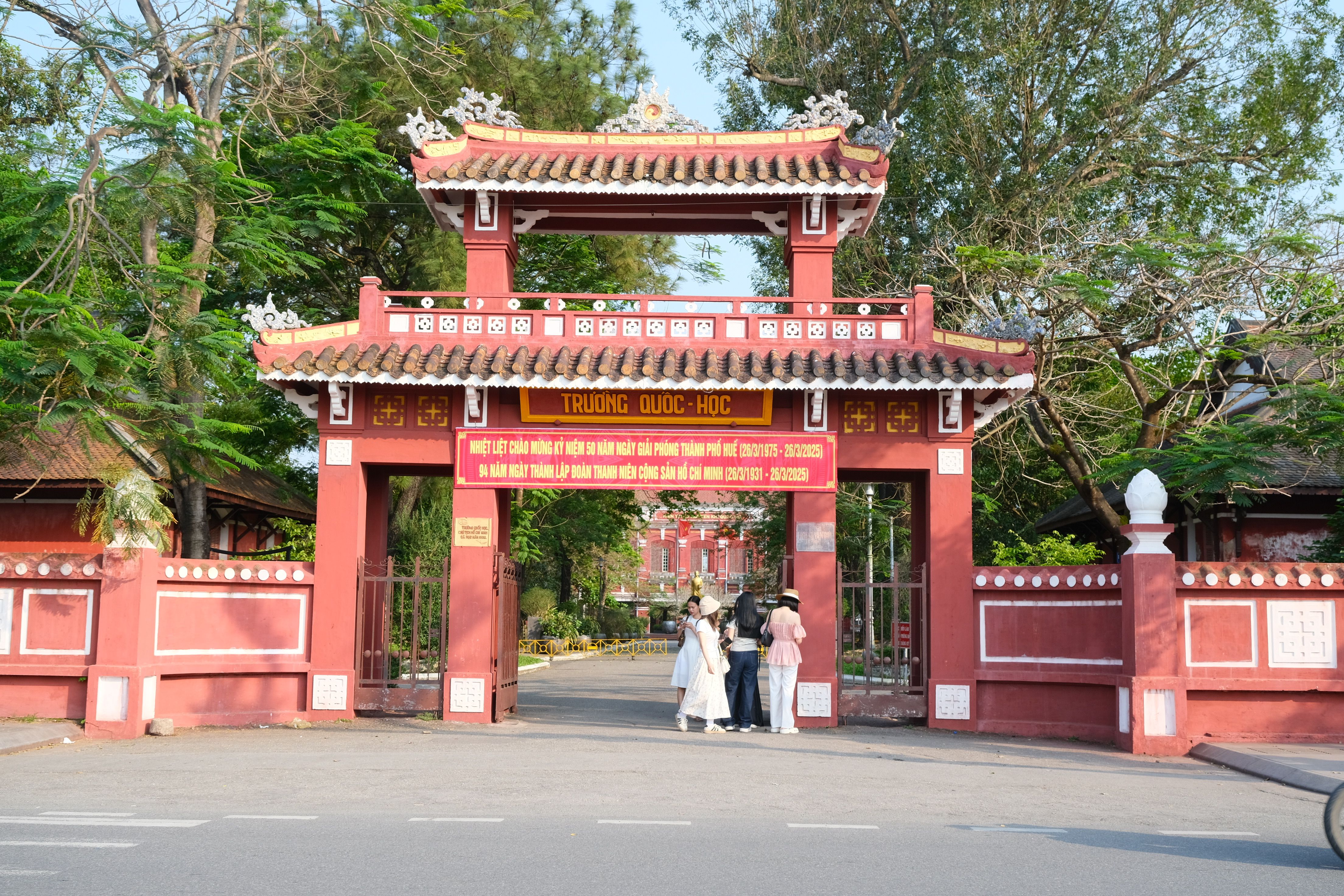 Phượng cổ thụ bật gốc, đè hỏng nhà xe đại học | VietTin24