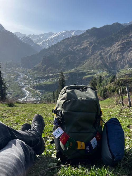 Free Relaxing with a backpack in Manali, HP, India with stunning mountain views. Stock Photo