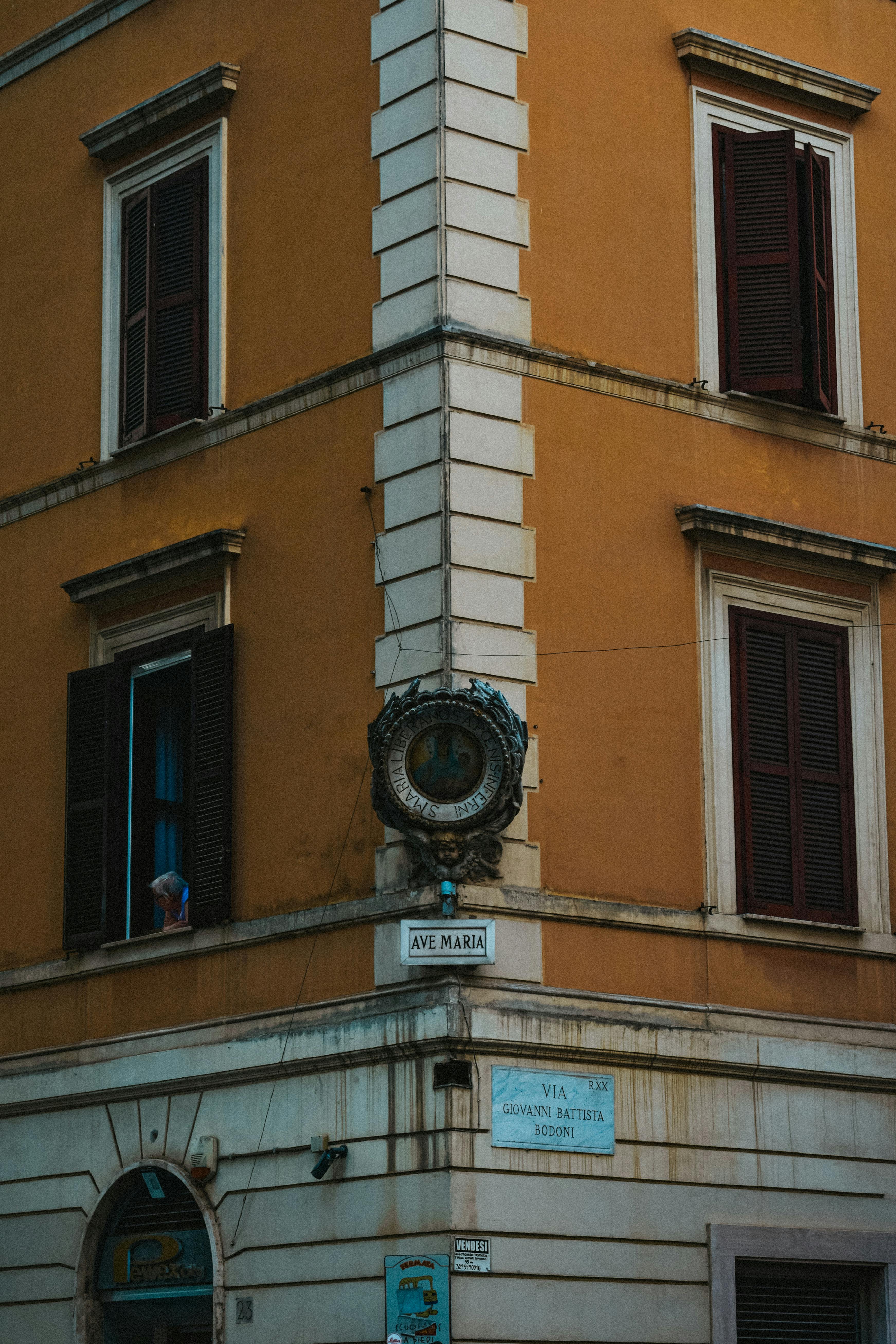 Gratis Angolo architettonico d'epoca a Roma con un orologio storico e persiane classiche. Foto a disposizione