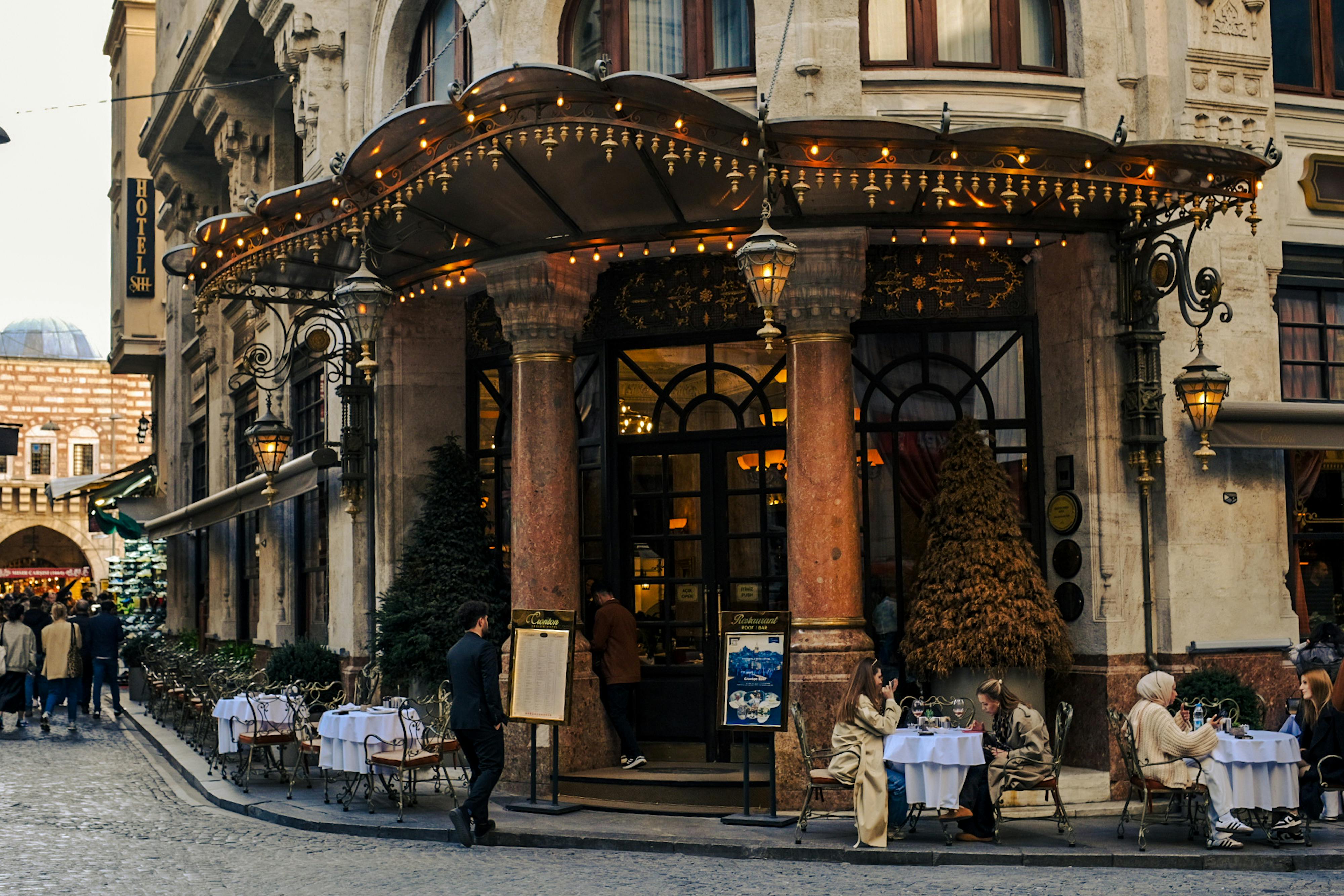 Cozy outdoor cafe with elegant decor in İstanbul's historic district, Türkiye.