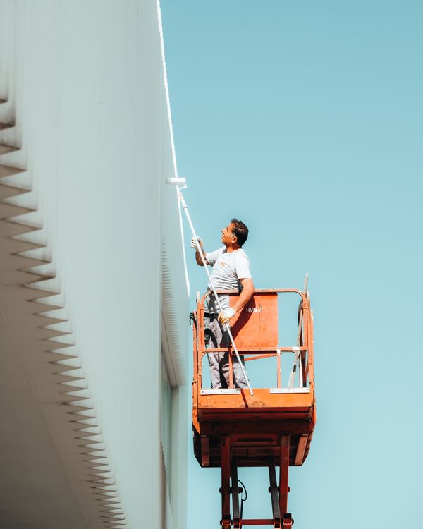 Handwerker bei Renovierungsarbeiten an einer Fassade