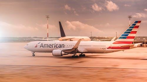 Gratis Avión Americano Blanco Estacionado En El Aeropuerto Foto de stock