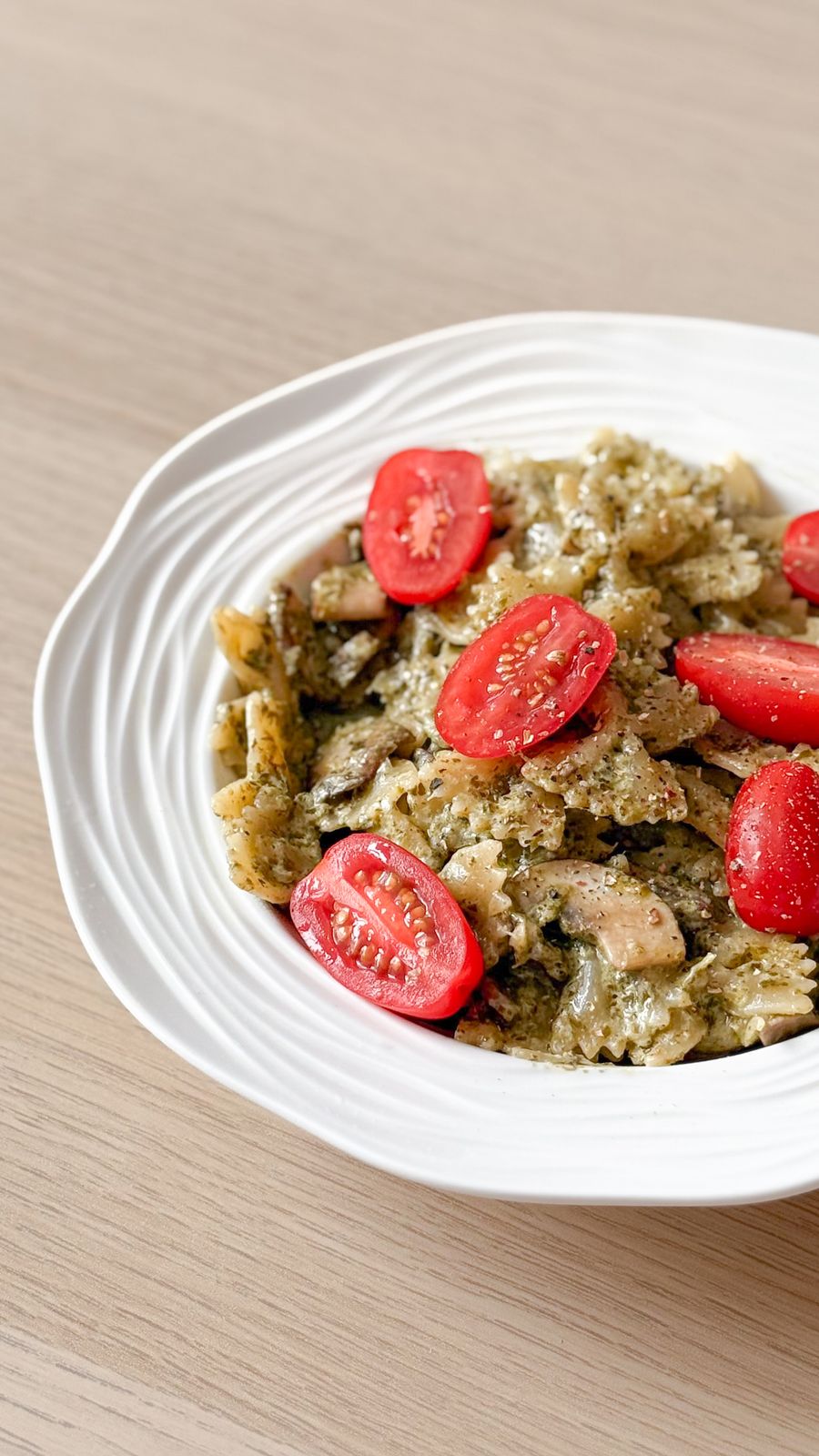 Pasta with pesto and tomatoes