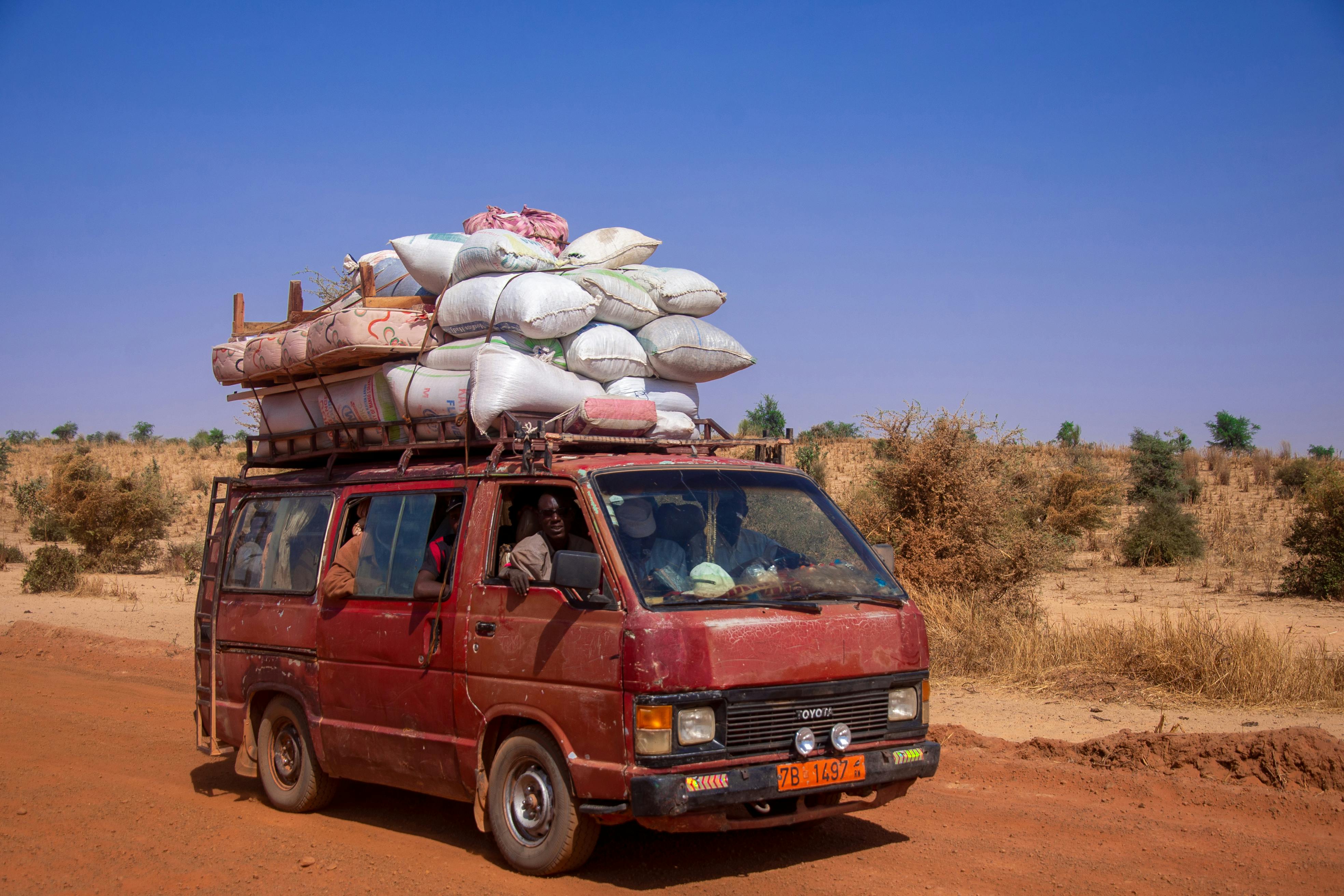 Camionnette de livraison chargee sur une route africaine