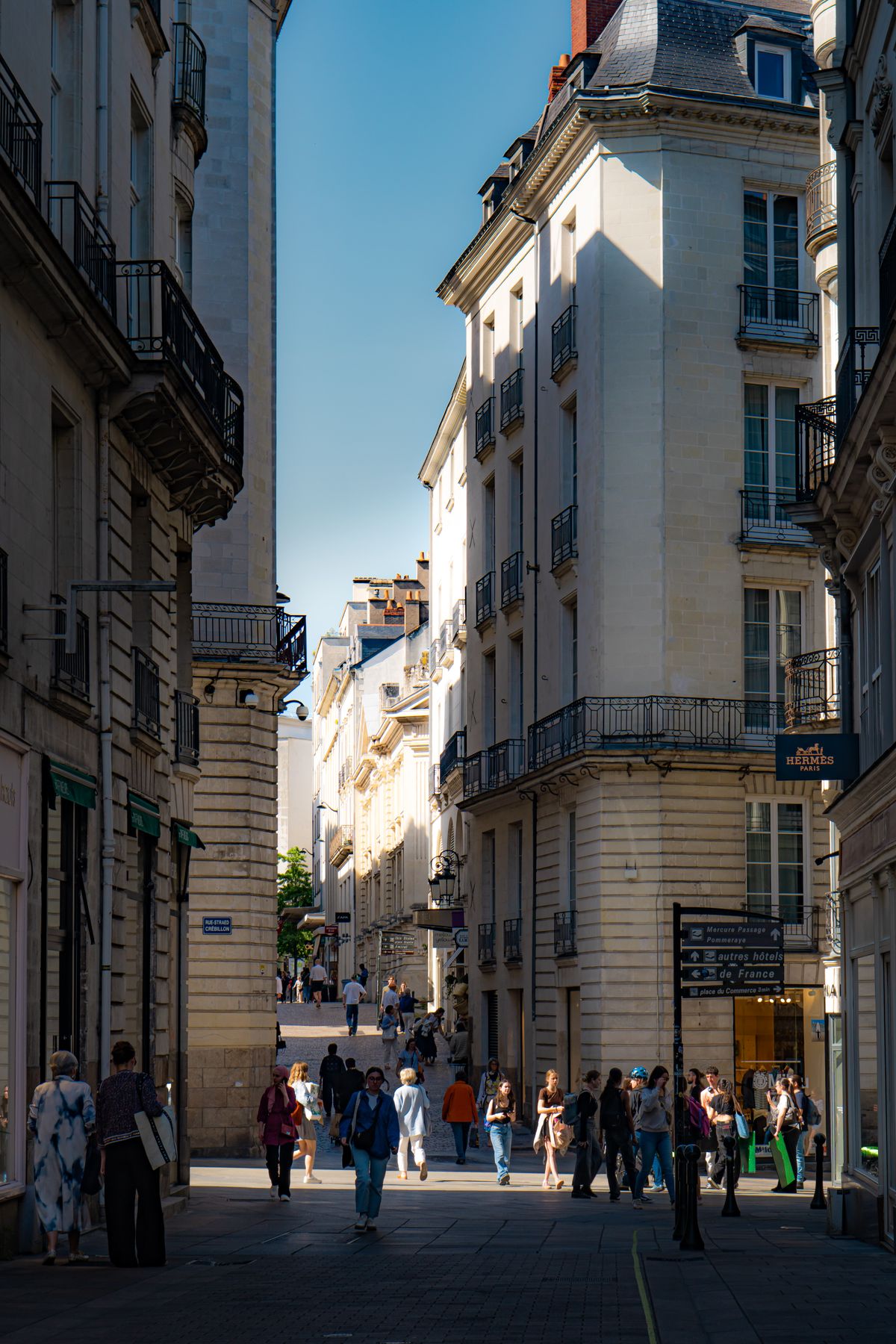 Rue animée du centre historique de Nantes en journée
