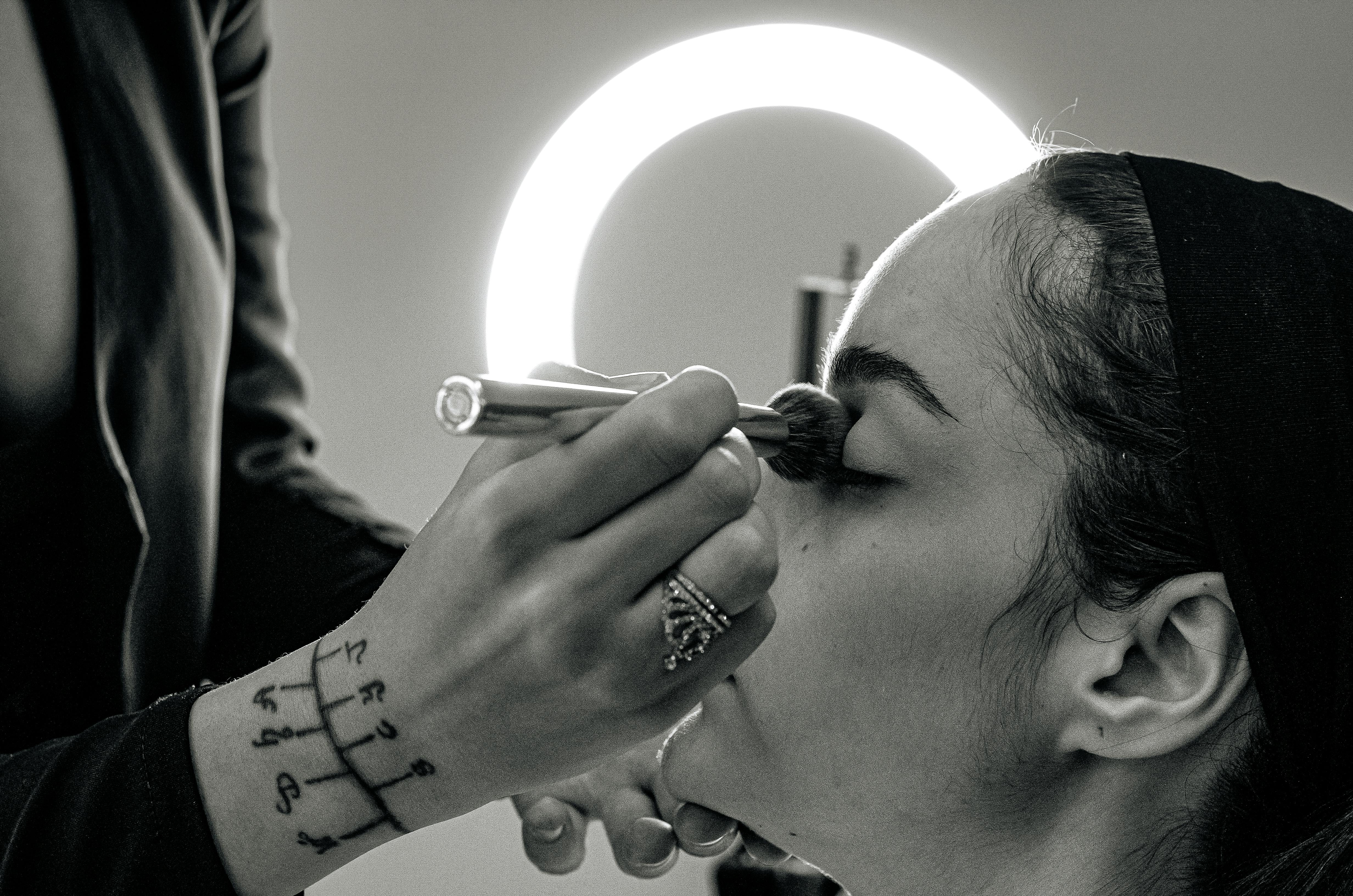 Our beauty team ring in spring with our ins and outs for the season ahead - Woman &amp; Home — Photo by Paul Espinoza on Pexe