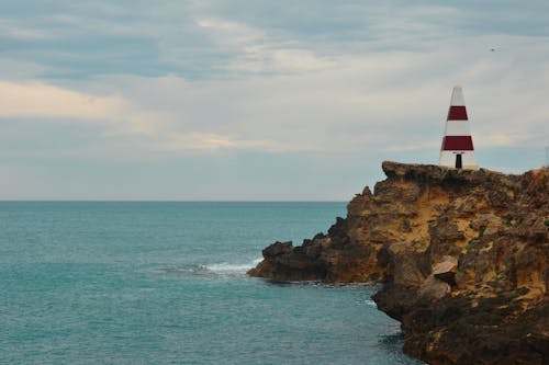 Immagine gratuita di costa calcarea, faro, oceano