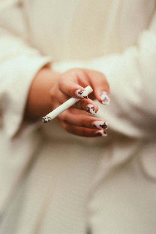 cigarettes used by actors Actor Cillian Murphy, who is a real-life non-smoker, played the famous  character Tommy Shelby in the series Peaky Blinders. His character was  known for smoking constantly and appearing in almost every scene