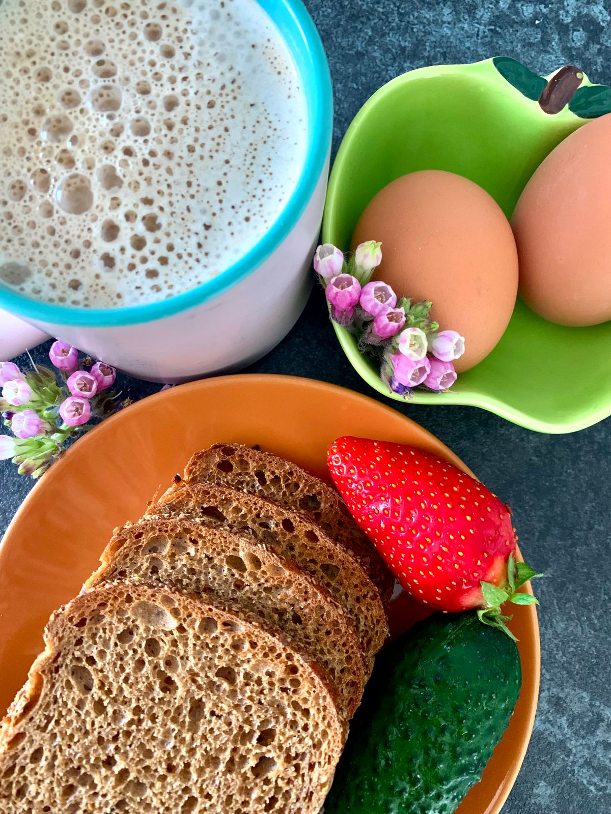 Prato de café da manhã com pão, ovos, frutas e bebida quente para uma refeição matinal possível