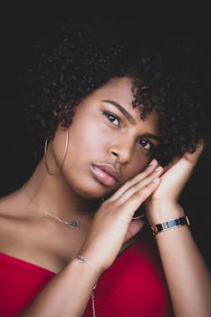 一位卷发年轻女子的特写肖像，表情深思熟虑