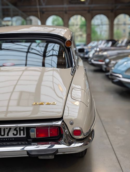 Free Vintage DS20 car displayed in a Berlin showroom, showcasing elegant design and classic automotive style. Stock Photo
