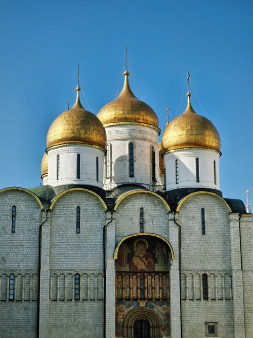 Free Beautiful view of the Assumption Cathedral's golden domes under a clear blue sky in Moscow. Stock Photo