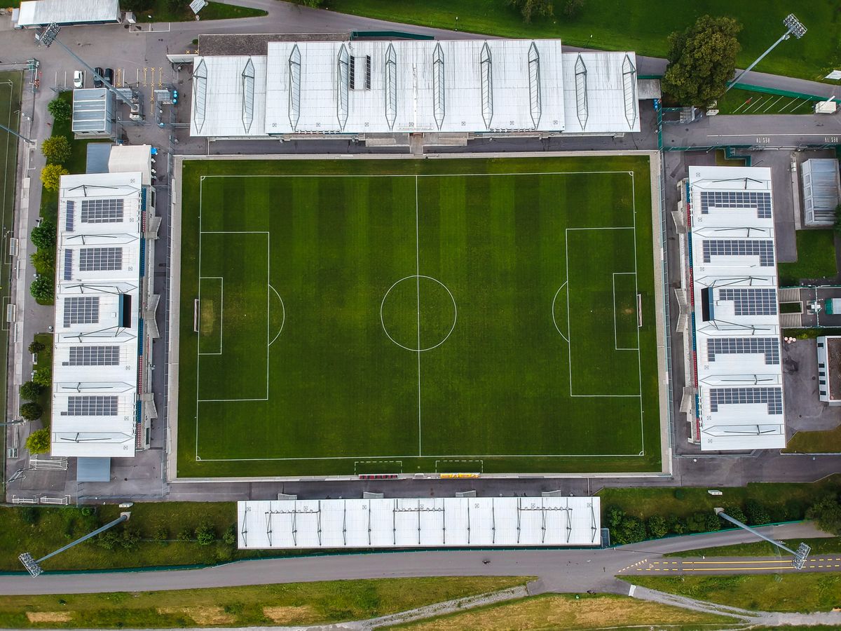 Vedere verticală din dronă asupra stadionului național din Liechtenstein