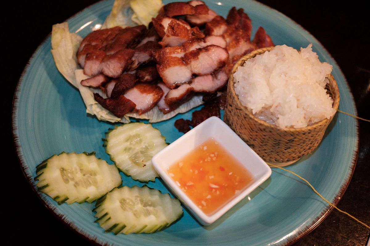 หมูย่างเสิร์ฟกับข้าวเหนียวและน้ำจิ้ม