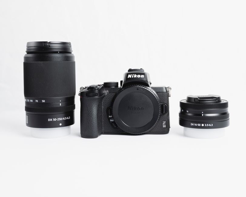Comparação de tamanho entre sistema Micro Four Thirds e full-frame com objetivas equivalentes