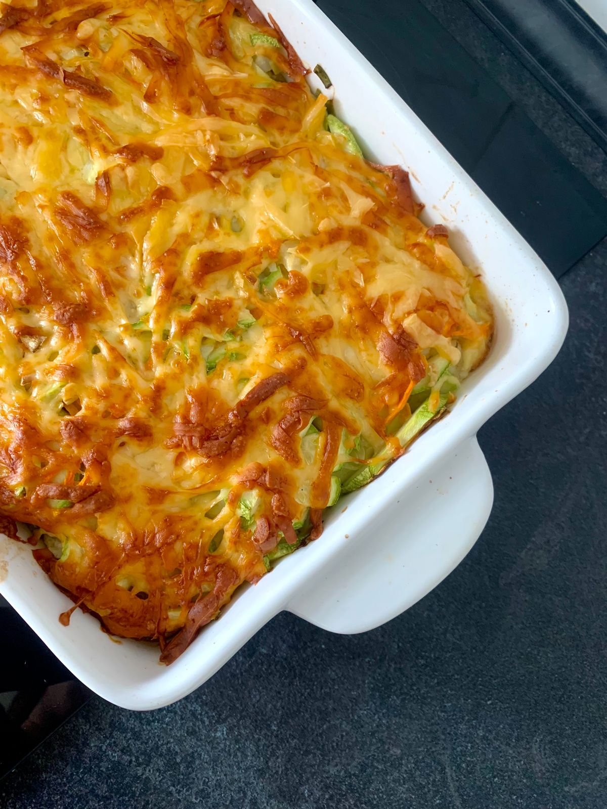Een romige bloemkoolovenschotel in een ovenschaal