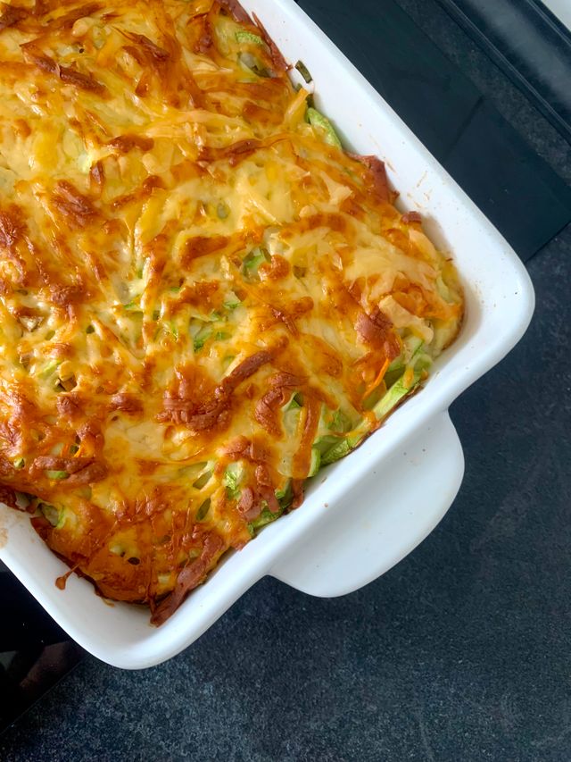 Een romige bloemkoolovenschotel in een ovenschaal