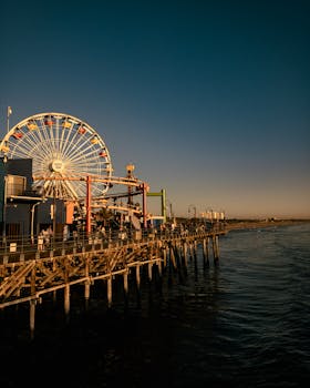 在宁静的海洋背景下，圣莫尼卡码头迷人的日落映衬着标志性的摩天轮