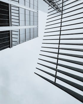 低角度拍摄现代建筑的玻璃反射和钢结构