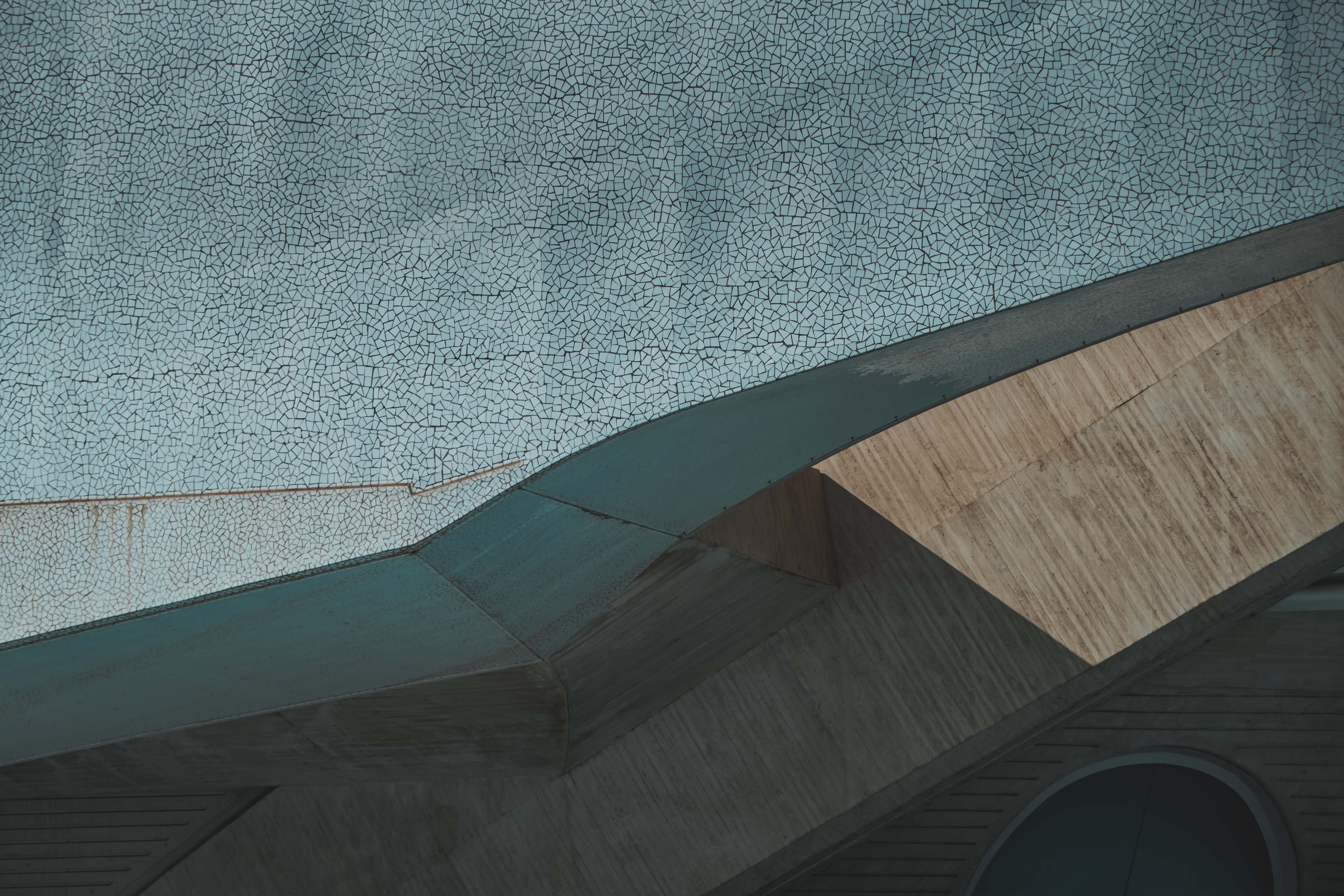 Vue abstraite des structures architecturales de Valence, mettant en valeur le design moderne.