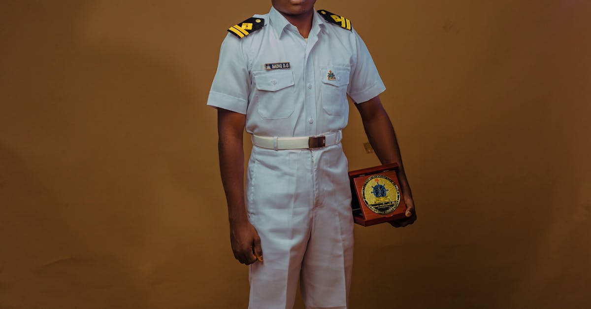 習近平去年7月才親自升將!傳何宏軍羈押中自縊,習在軍中地位動搖?