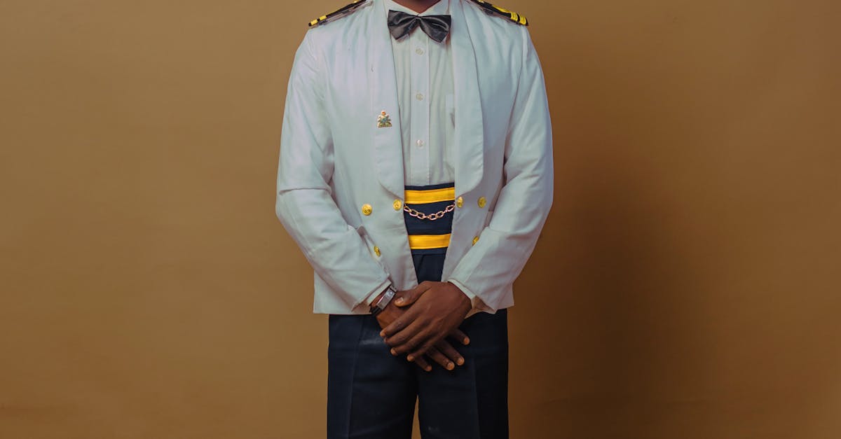 習近平去年7月才親自升將!傳何宏軍羈押中自縊,習在軍中地位動搖?