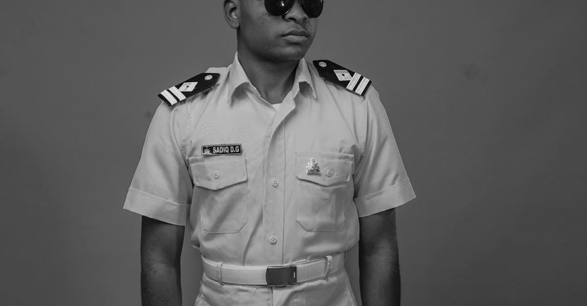 習近平去年7月才親自升將!傳何宏軍羈押中自縊,習在軍中地位動搖?