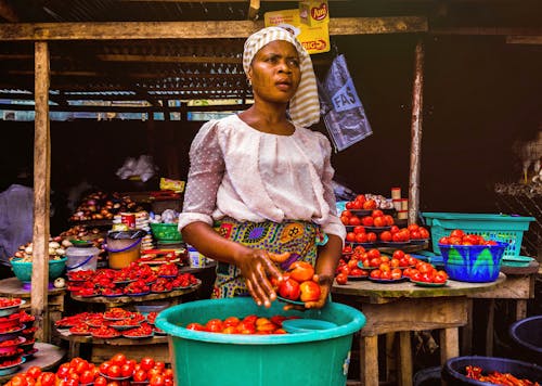 Mujer Sosteniendo Tomates