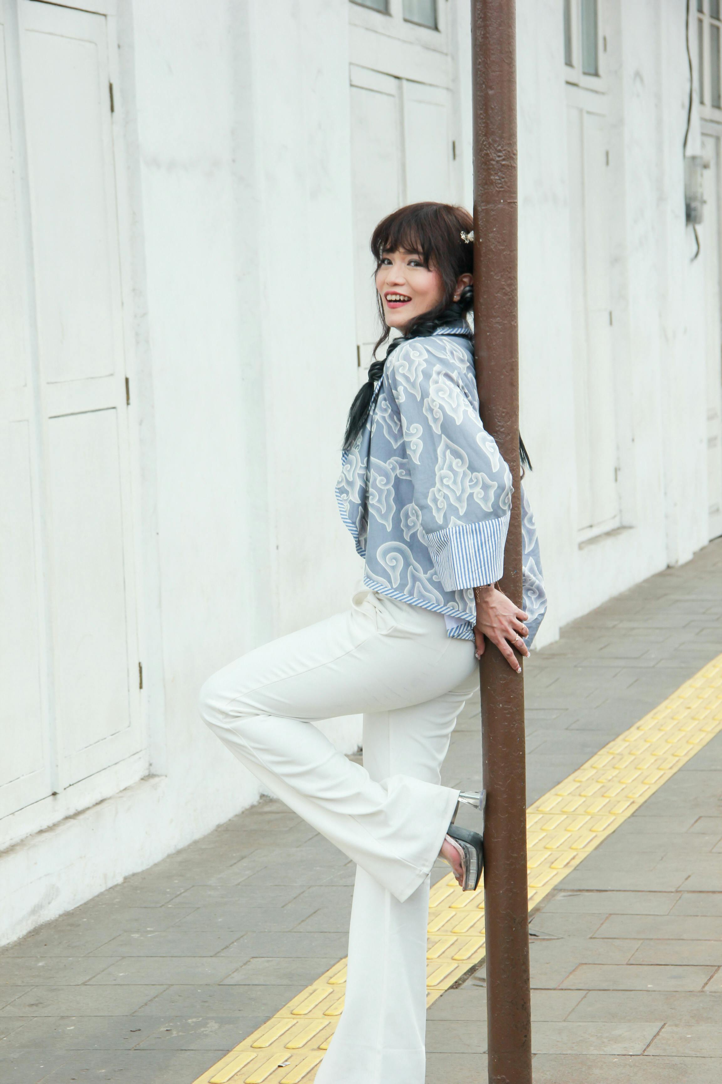 Free Stylish young woman posing outdoors on Jakarta street, showcasing modern Indonesian fashion. Stock Photo