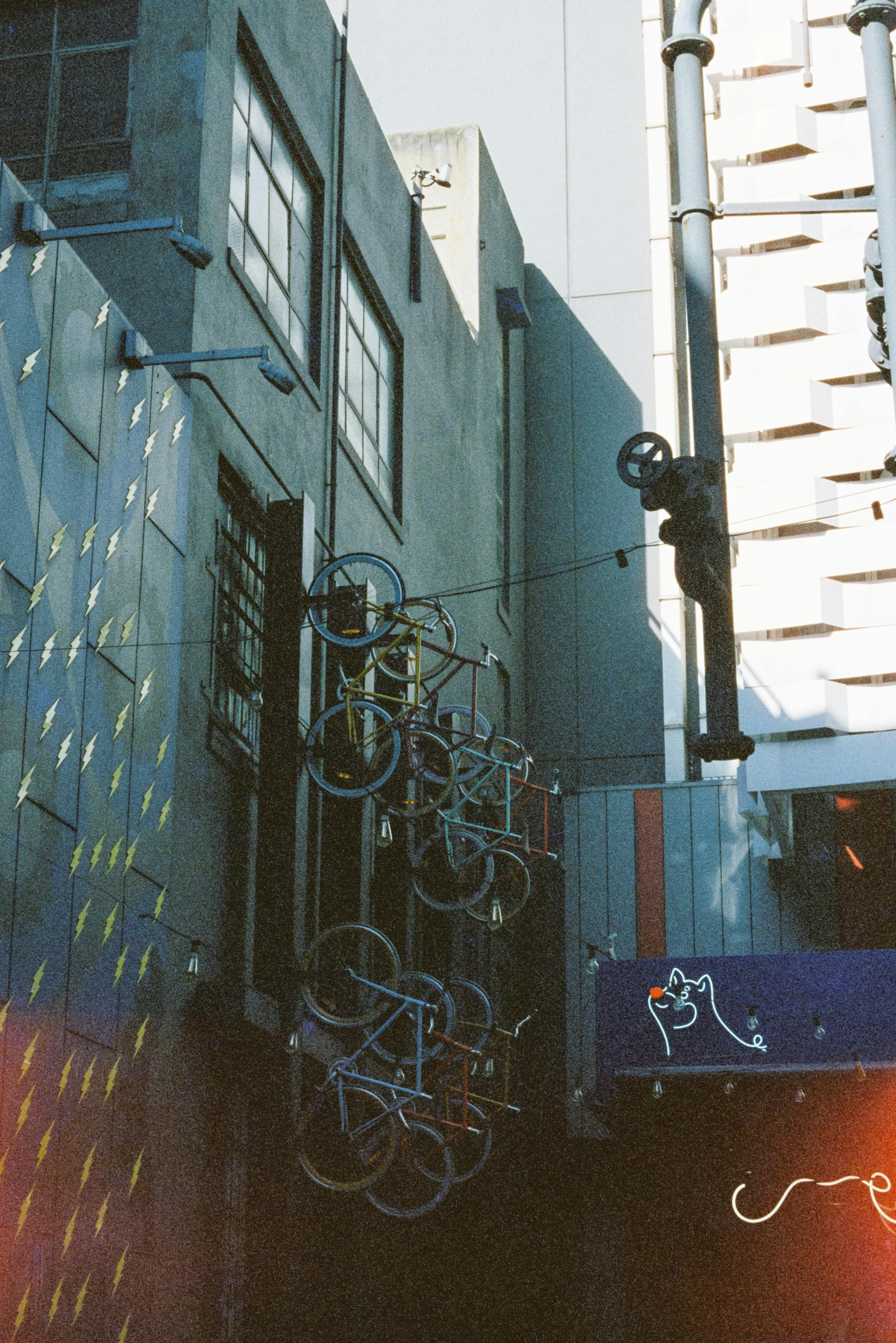 Gratis Gatescene i Melbourne med sykler på en vegg, som skaper en kunstnerisk urban stemning. Arkivbilde