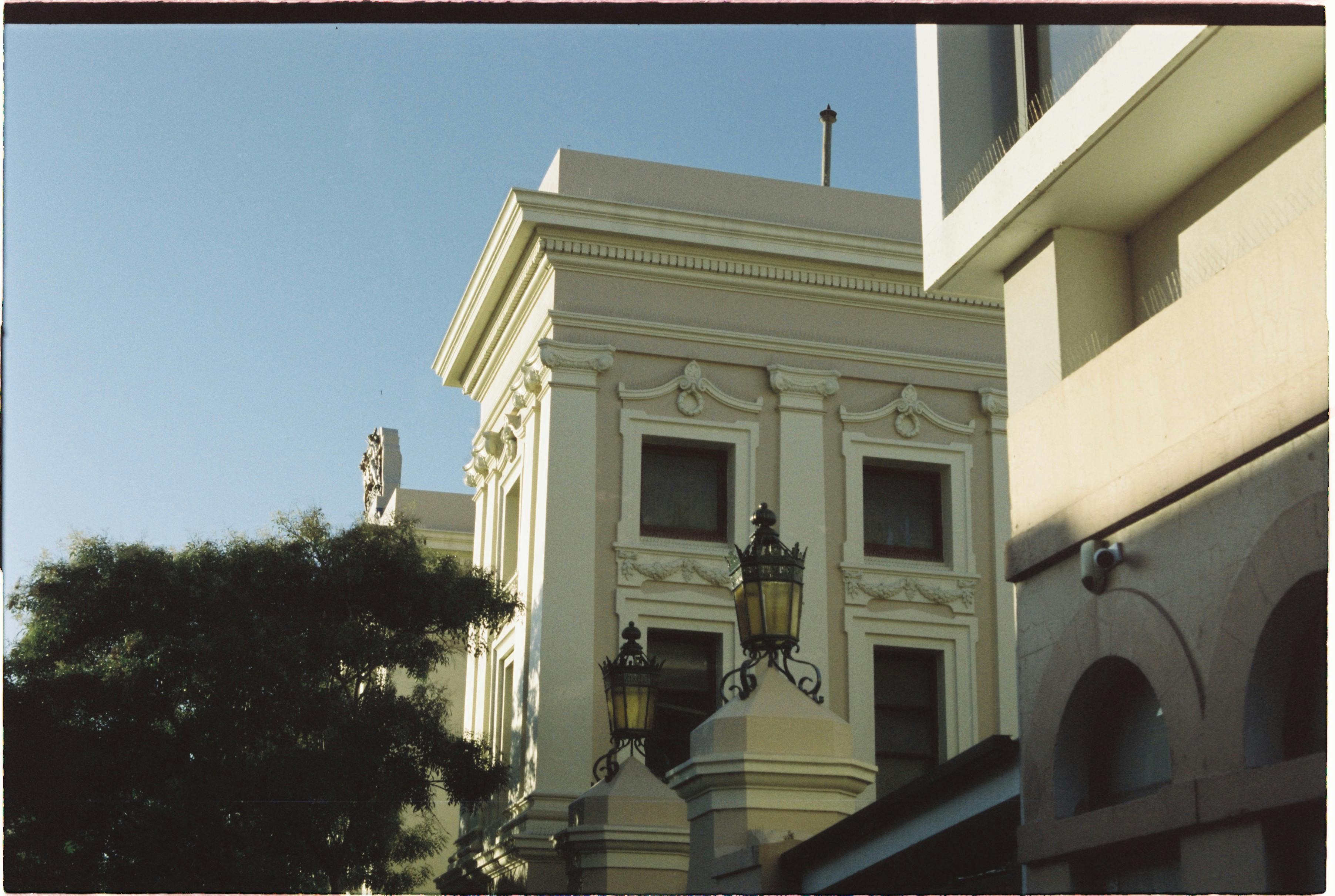 Gratis Elegante arquitectura histórica capturada bajo un cielo azul claro en Newtown, Australia. Foto de stock