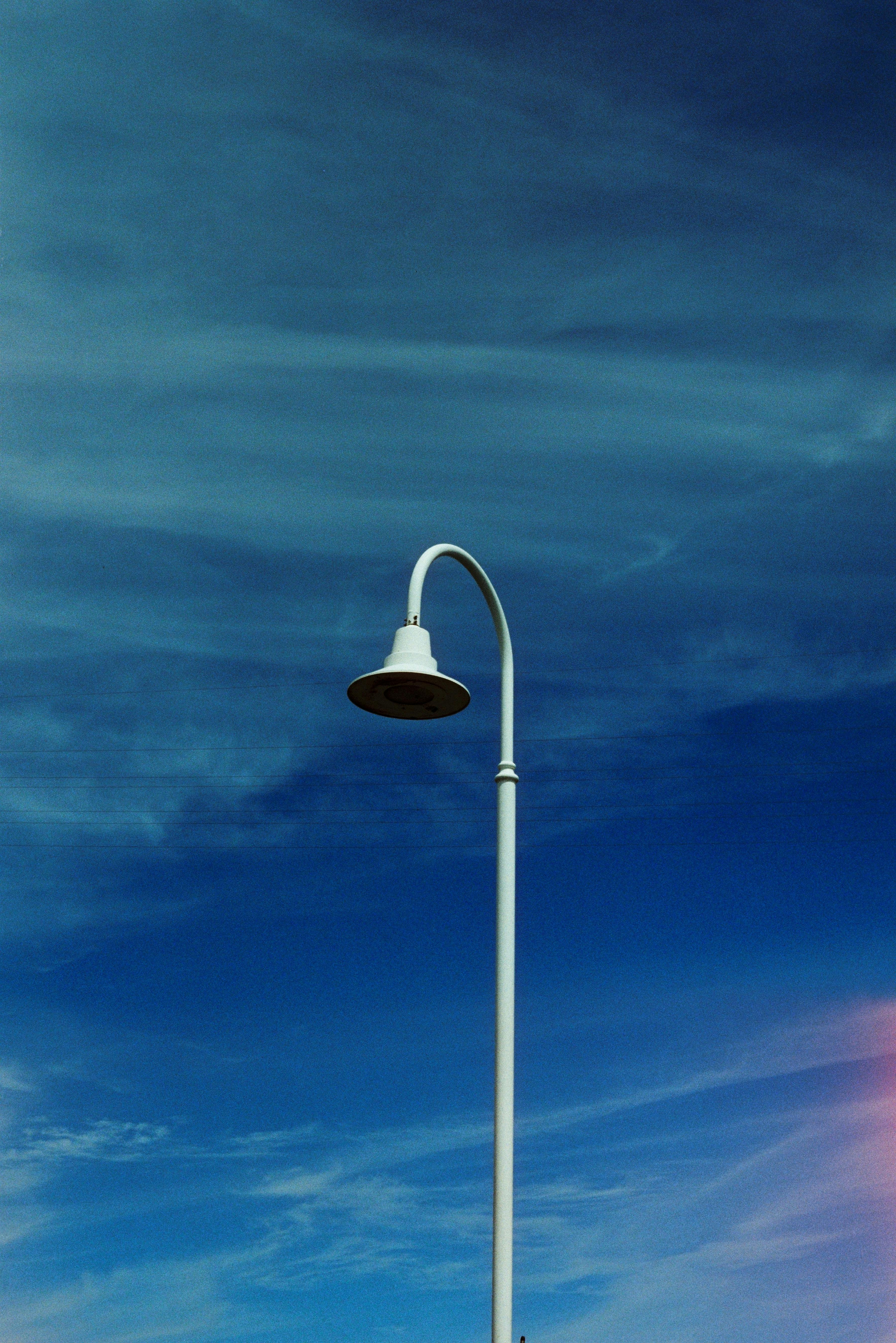 gratis Een minimalistische foto van een straatlantaarn tegen een diepblauwe lucht in Melbourne, Australië. Stockfoto