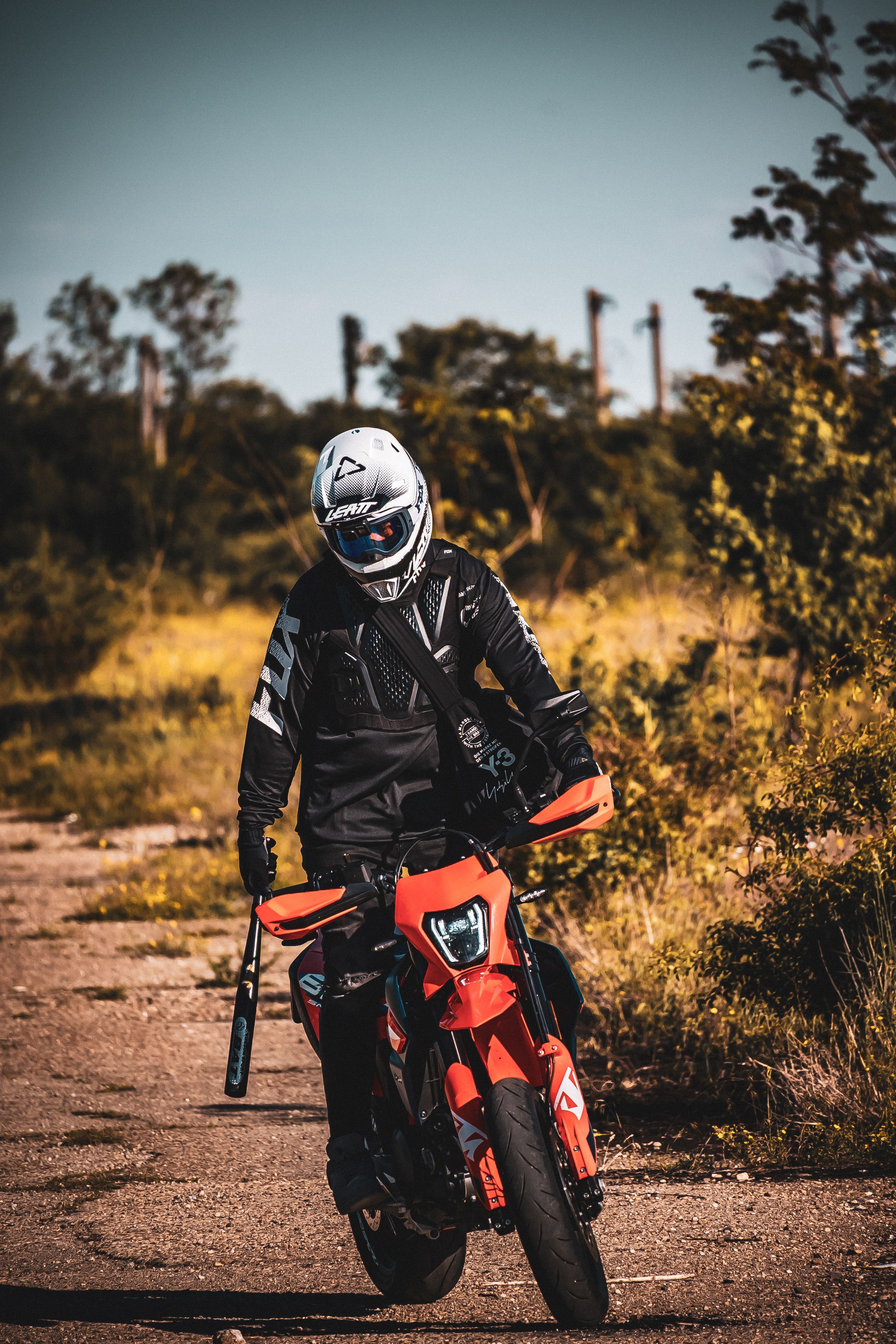 Quels crash bars et protections choisir pour un trail mid-size 2026 (Transalp, Hornet, 800 Trident…) 