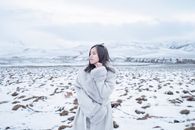 雪景中的中国张掖，一位身着冬衣的女子肖像