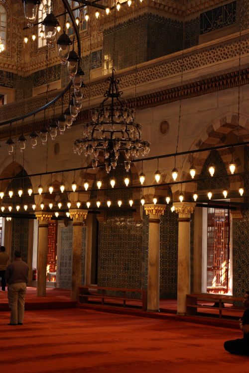 Free Opulent mosque interior with chandeliers and intricate design, capturing a serene ambiance. Stock Photo