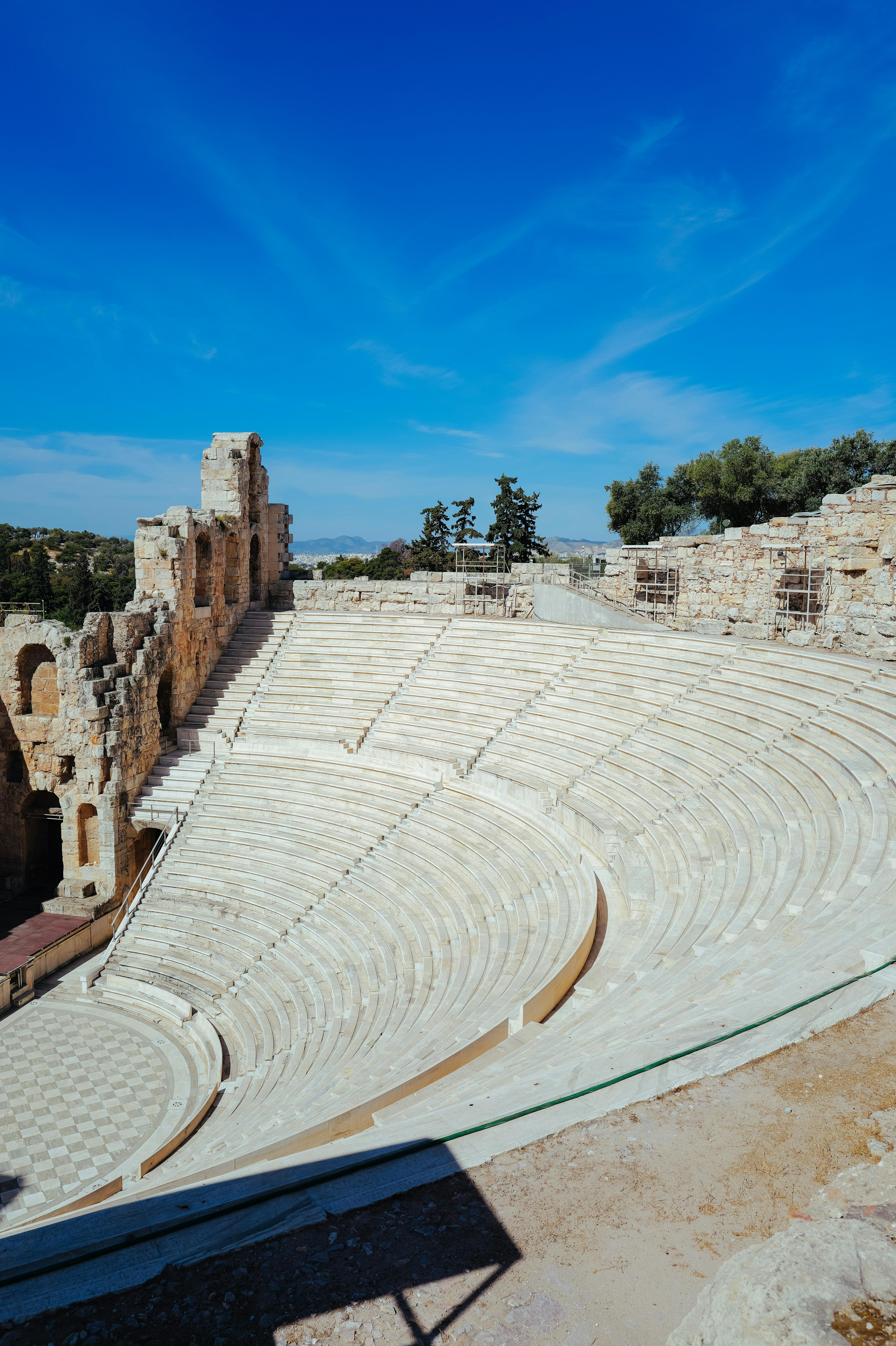 Gratuit Découvrez le charme historique d'un ancien amphithéâtre grec sous un ciel bleu éclatant. Photos