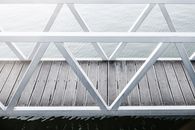 平静水面上，一座木制码头简约而立，金属栏杆映衬其中，尽显设计与建筑灵感之美