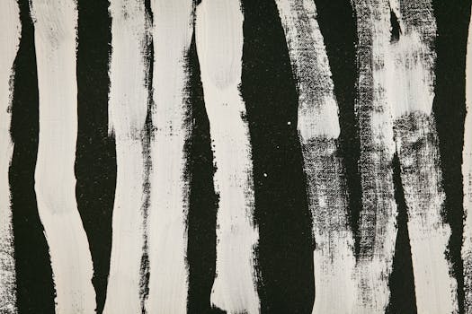 画布上，抽象绘画以大胆的黑白笔触呈现