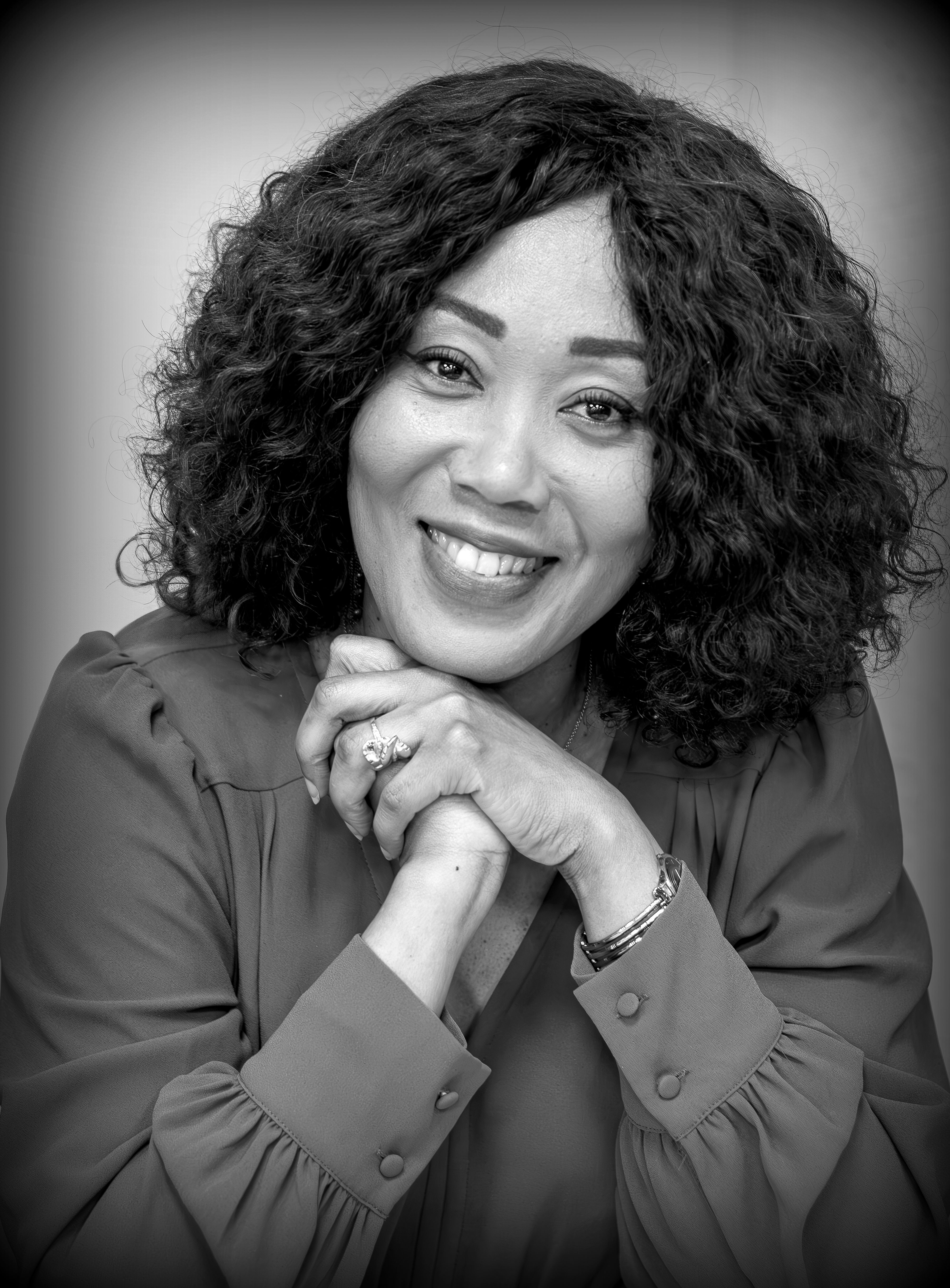Charming black and white portrait of a woman with a joyful smile.