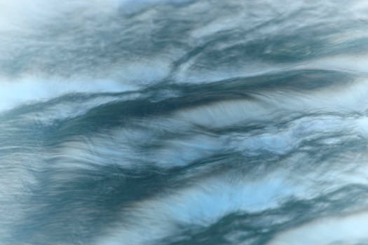 Artistic blurred image capturing the fluid movement of water in Guaratuba, Paraná.