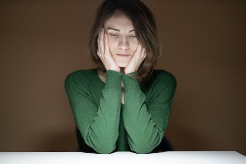 Kostenlos Frau, Die Grünes Langärmeliges Hemd Trägt Stock-Foto