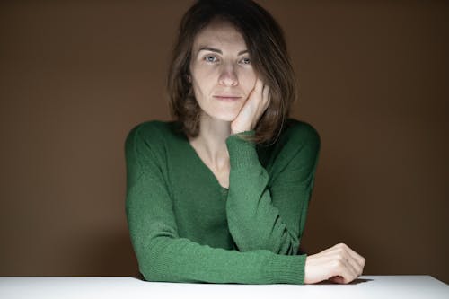 Kostenlos Frau, Die Grünes Langärmeliges Hemd Trägt Stock-Foto
