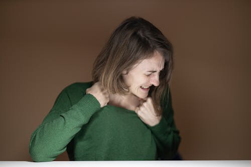 Femme Portant Un Pull Vert