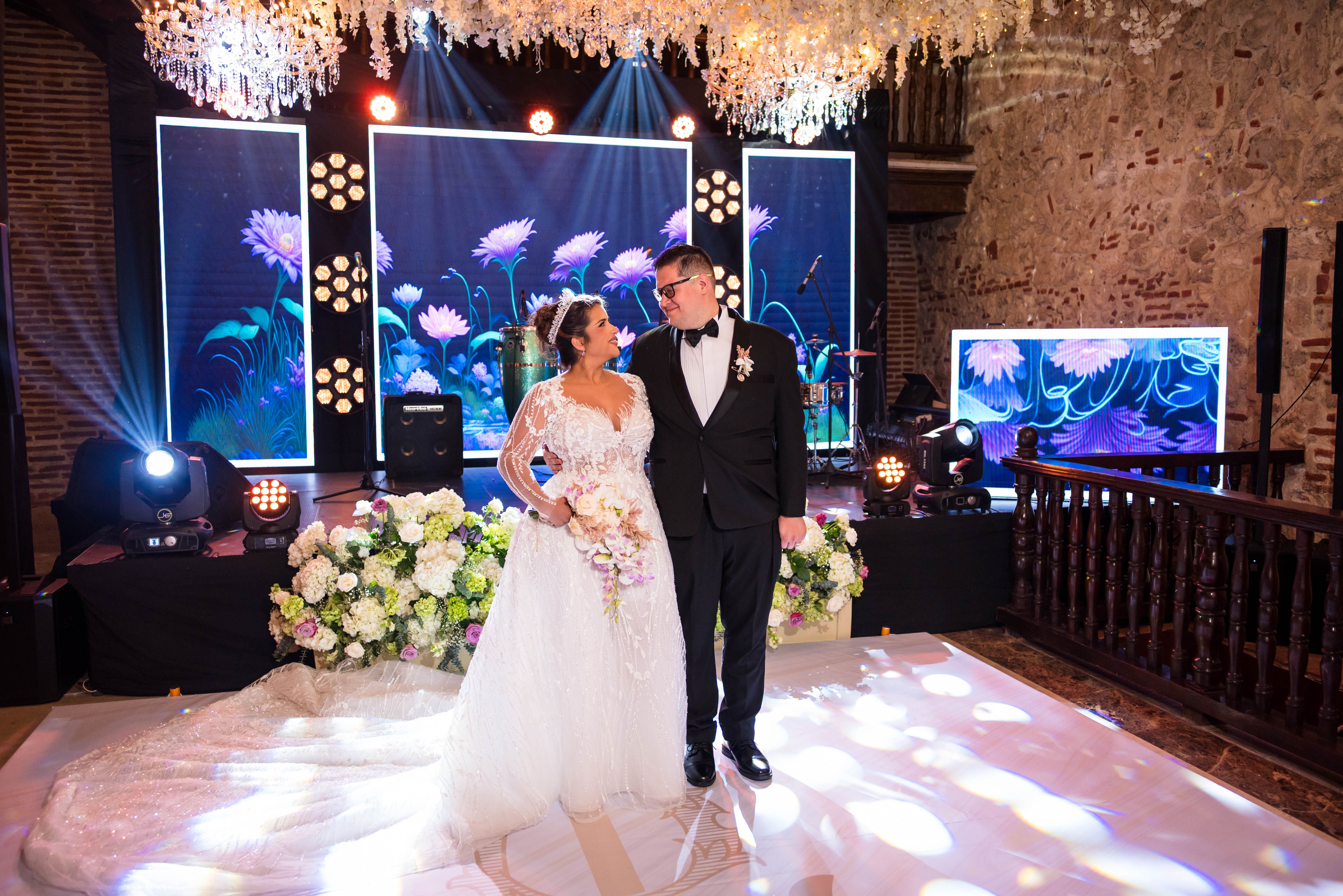 Elegant Wedding Reception with Happy Couple · Free Stock Photo
