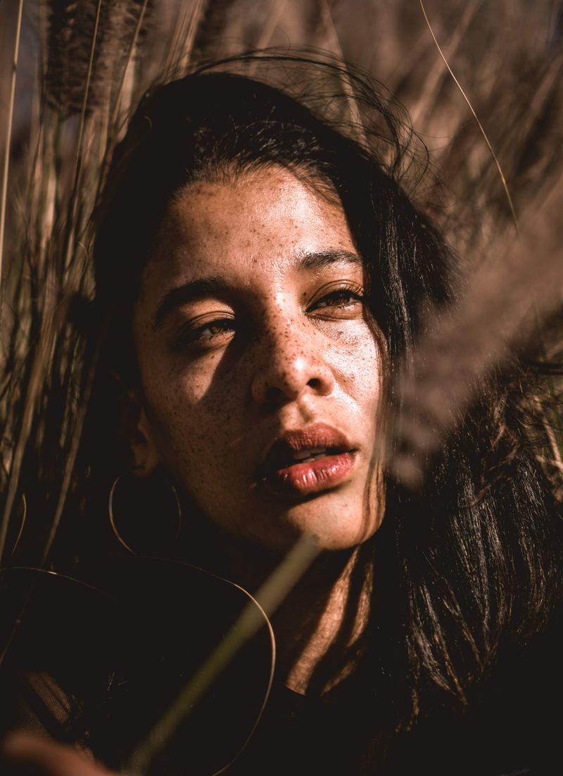 Rosto natural e saudável de uma mulher