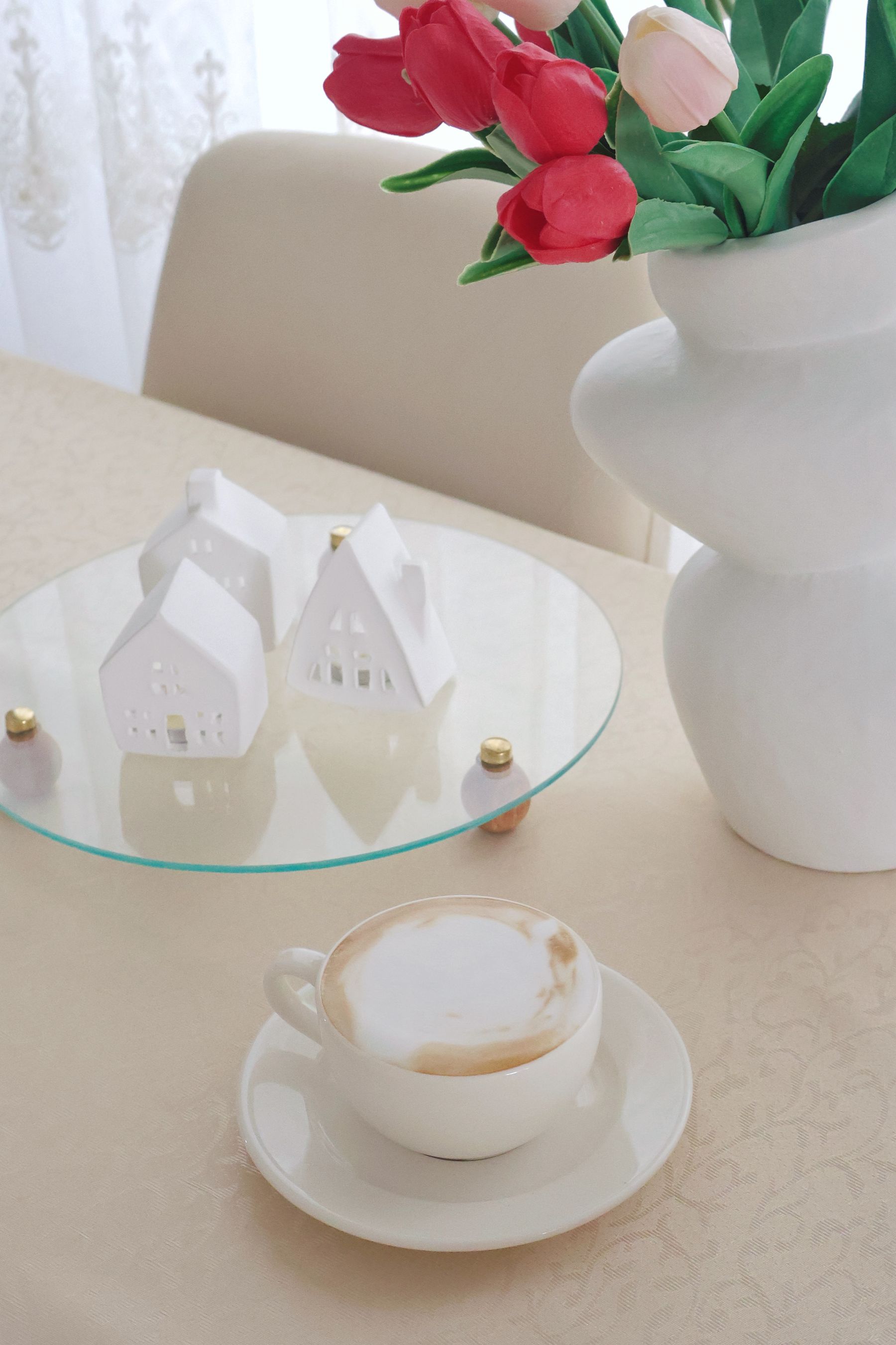 Coffee table with tulips, ceramic decor and space for everyday use