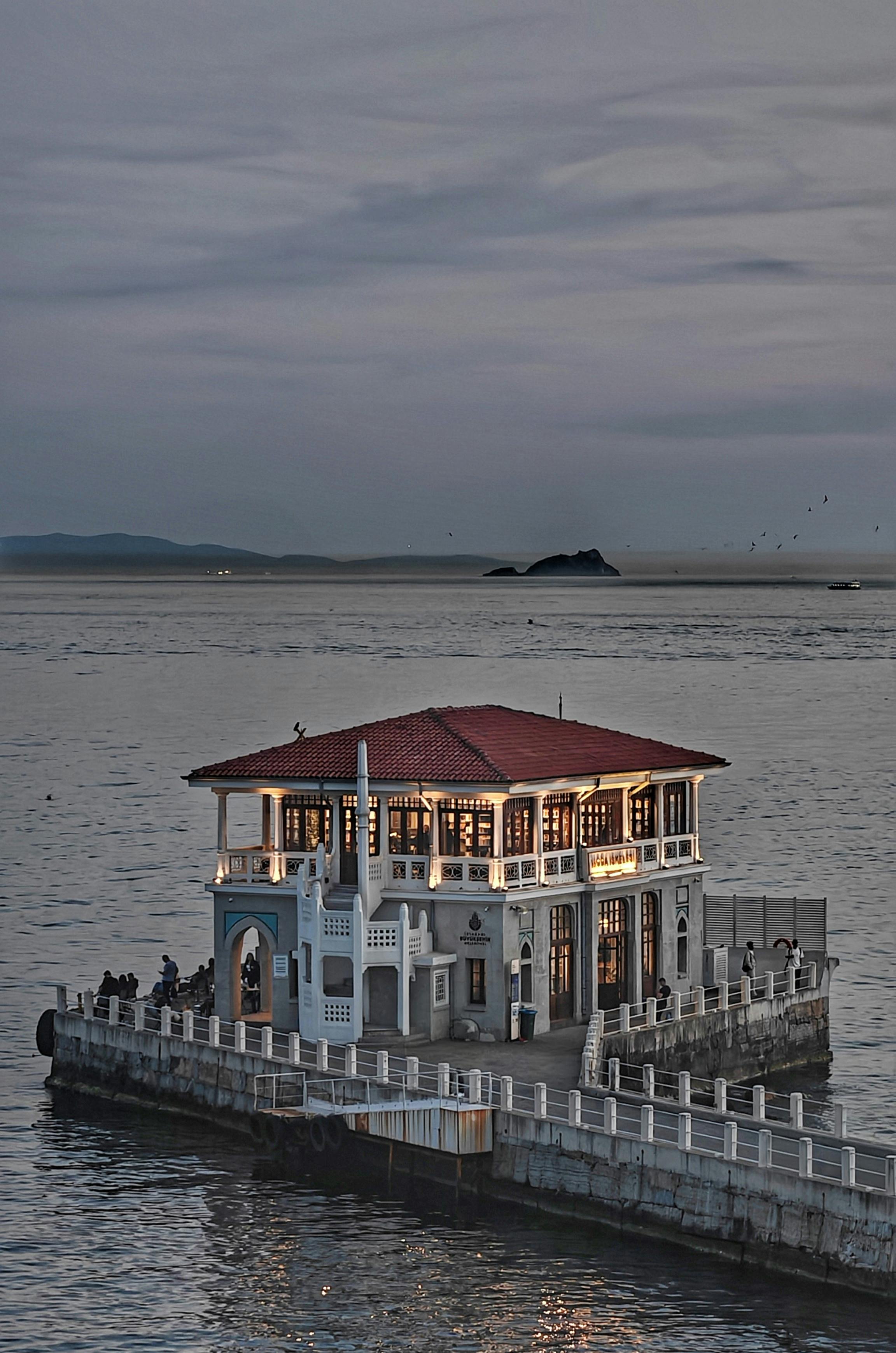 gratis De iconische Moda Pier verlicht tijdens de schemering in Istanbul, Turkije. Stockfoto