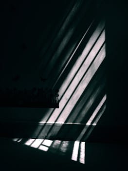 捕捉墙壁上的光影图案，创造性地营造一个戏剧性的场景