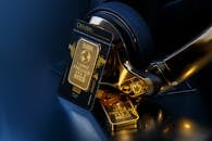 优雅的金条造型搭配时尚的金色耳机，象征着财富与奢华