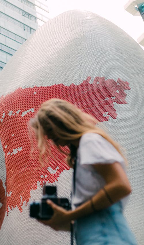 Základová fotografie zdarma na téma blond vlasy, držení, fotoaparát